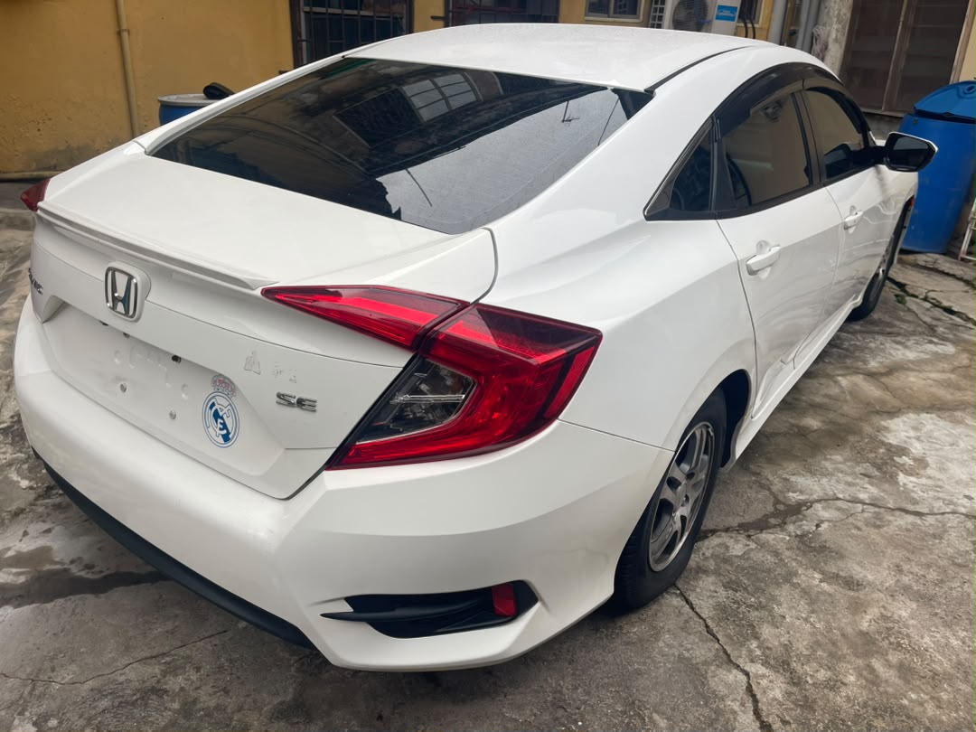 Honda Civic SE, White Sedan