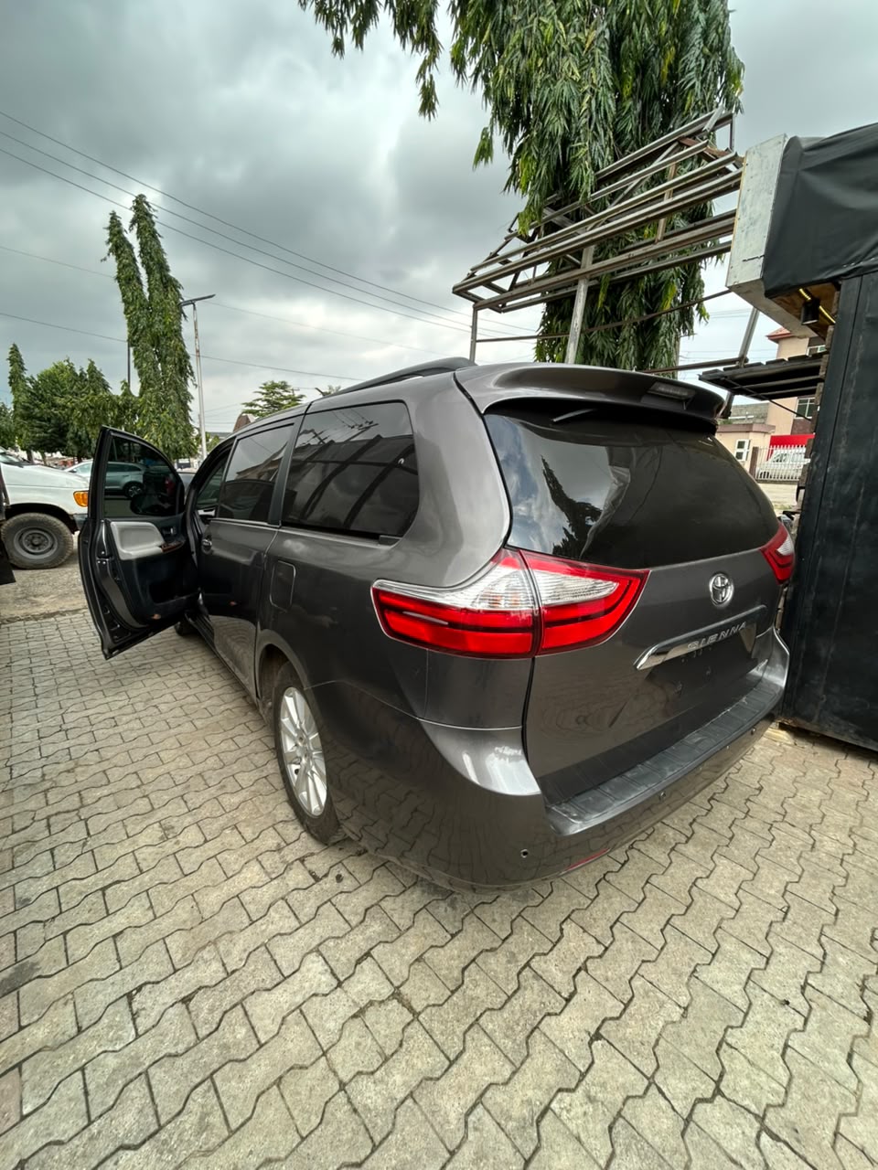 Toyota Sienna Limited, Dark Grey MPV