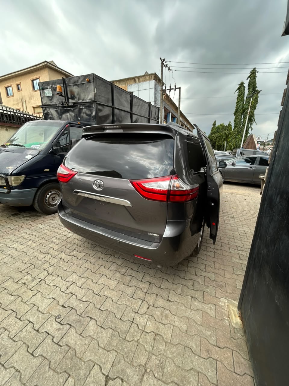 Toyota Sienna Limited, Dark Grey MPV