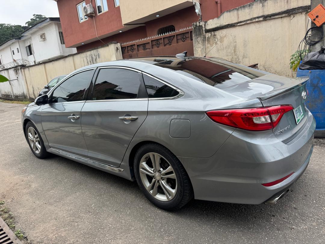 Hyundai Sonata, Silver Sedan with Alloy Wheels — photo 2