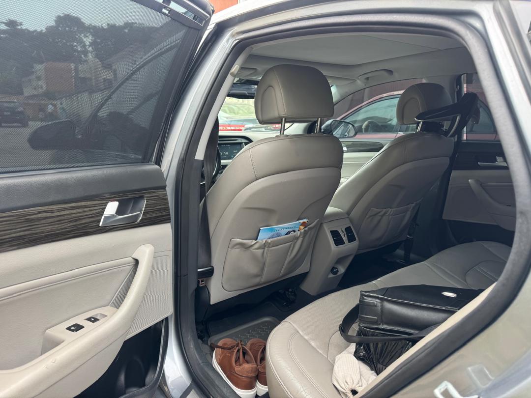 Hyundai Sonata, Silver Sedan with Alloy Wheels — photo 3
