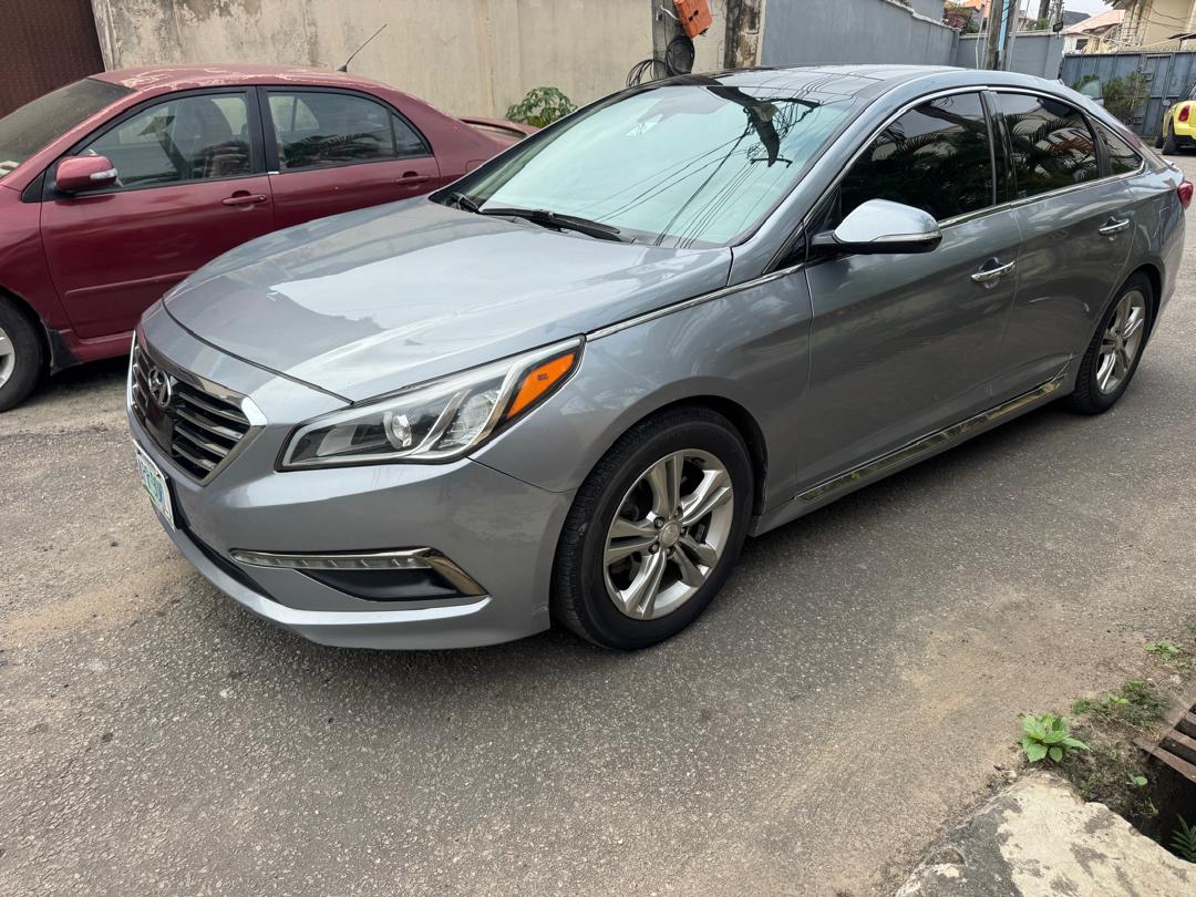 Hyundai Sonata, Silver Sedan with Alloy Wheels