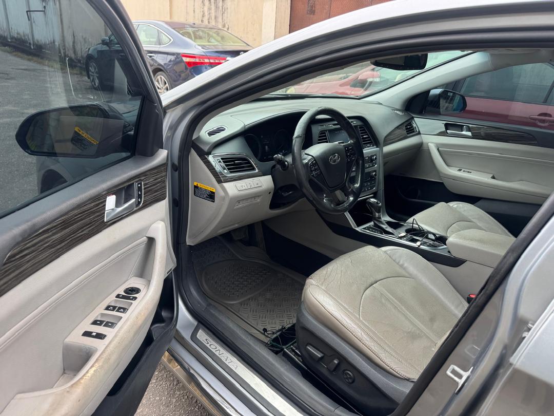 Hyundai Sonata, Silver Sedan with Alloy Wheels — photo 4