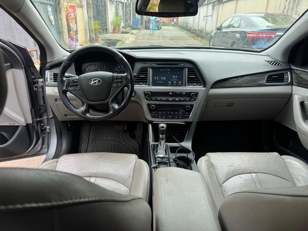 Hyundai Sonata, Silver Sedan with Alloy Wheels — photo 5