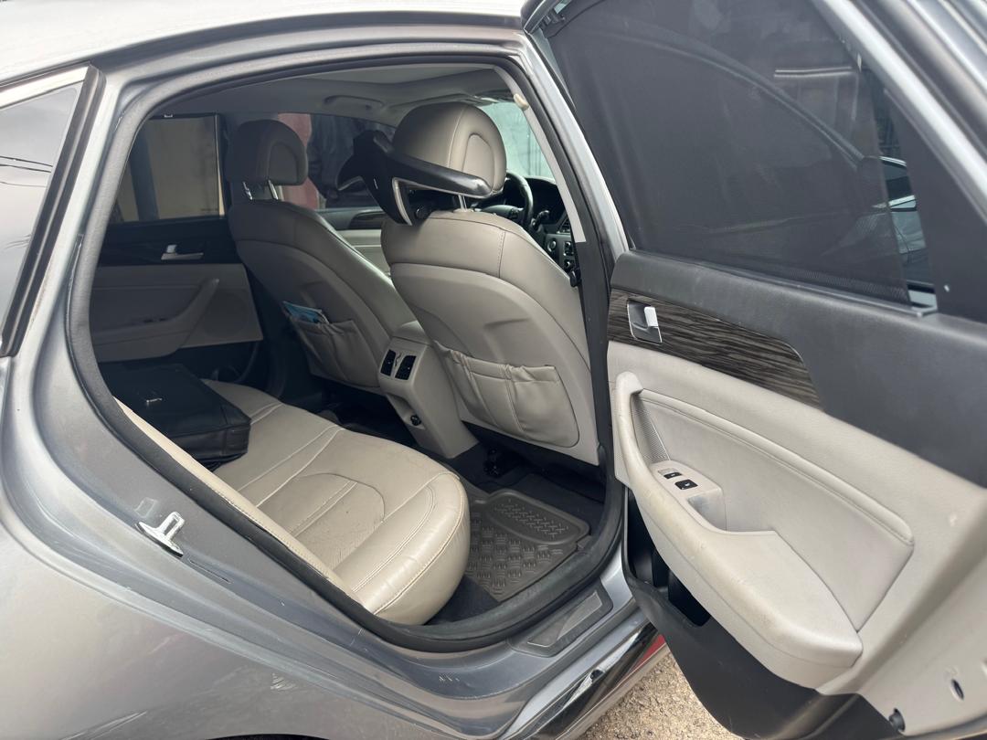 Hyundai Sonata, Silver Sedan with Alloy Wheels — photo 7