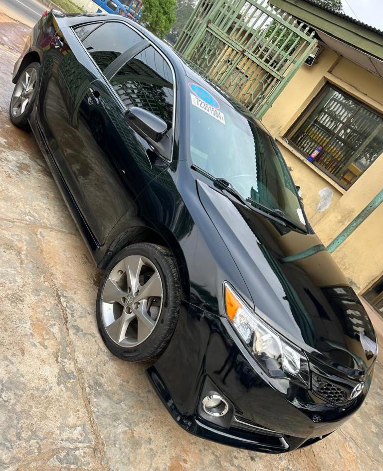Toyota Camry SE Black Sedan
