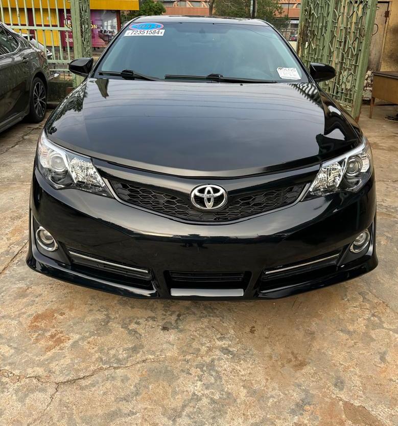 Toyota Camry SE Black Sedan