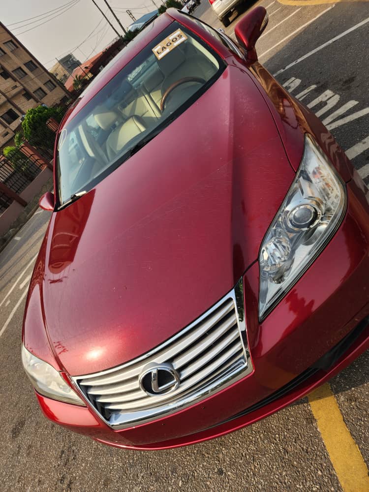 2011 Lexus ES 350 Red Sedan — photo 4