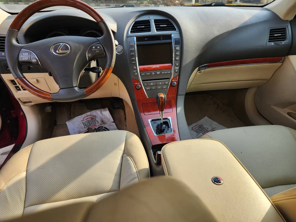 2011 Lexus ES 350 Red Sedan — photo 6