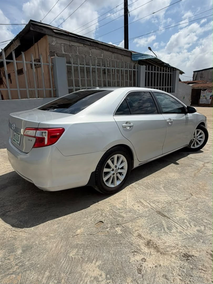 Toyota Camry XLE Silver Sedan — photo 4