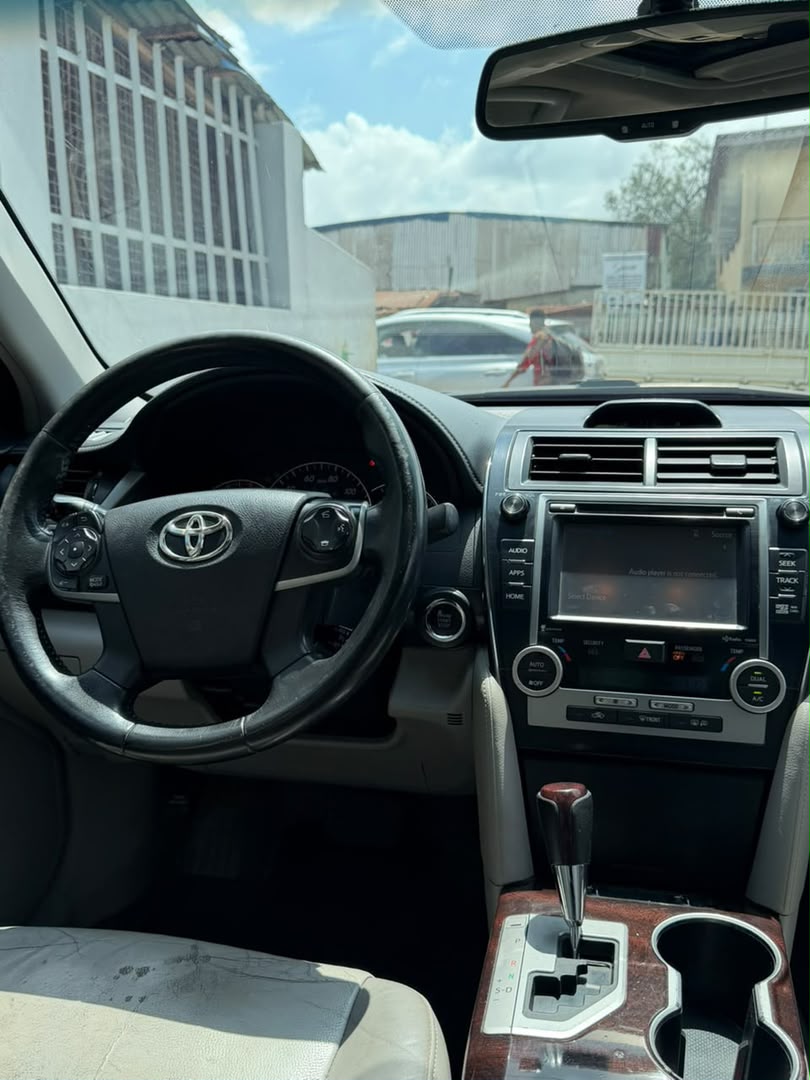 Toyota Camry XLE Silver Sedan — photo 6