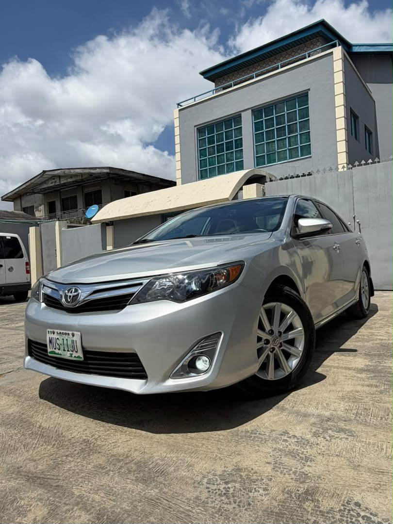 Toyota Camry XLE Silver Sedan — photo 8