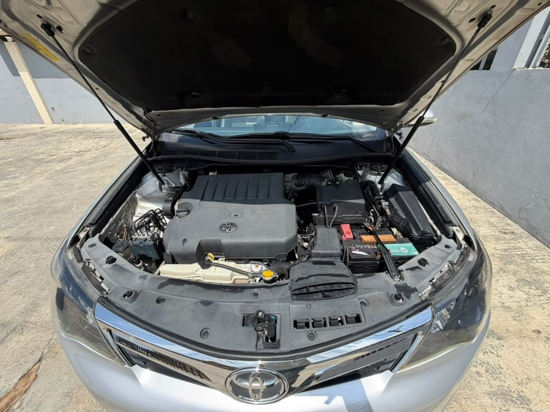 Toyota Camry XLE Silver Sedan — photo 9