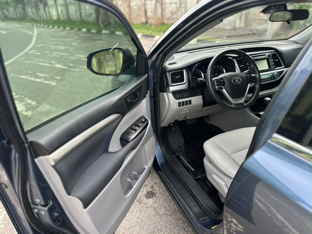 Toyota Highlander SUV, Dark Grey