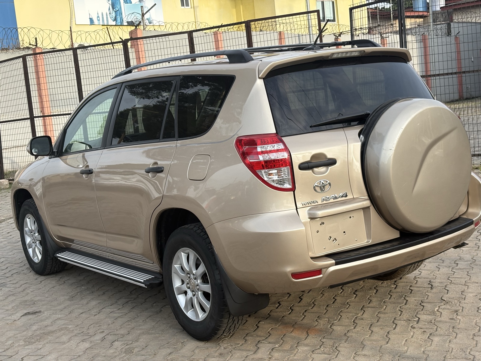 2010  accident free Toyota rav4 — photo 3
