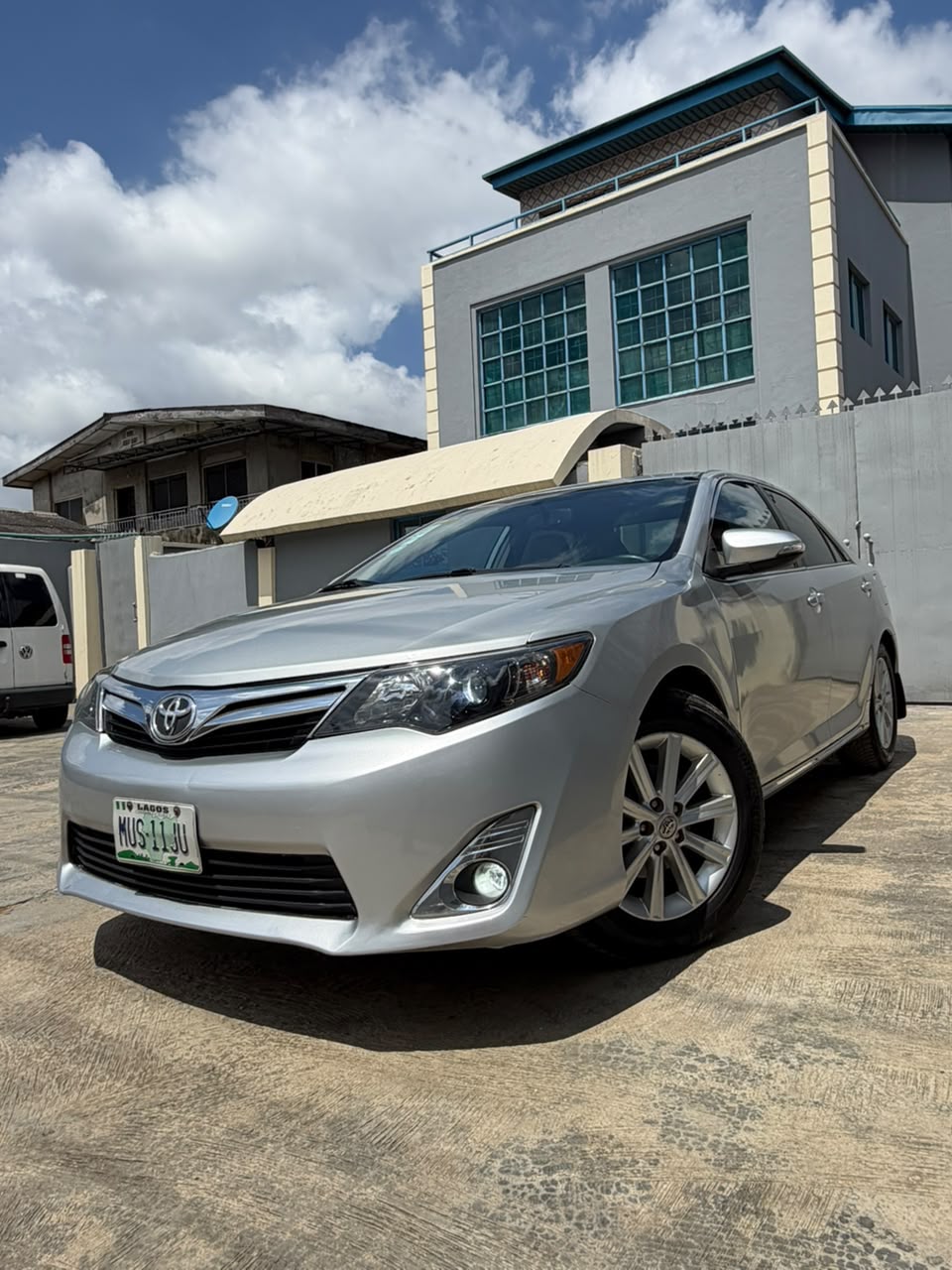 Toyota Camry XLE Silver Sedan — photo 2