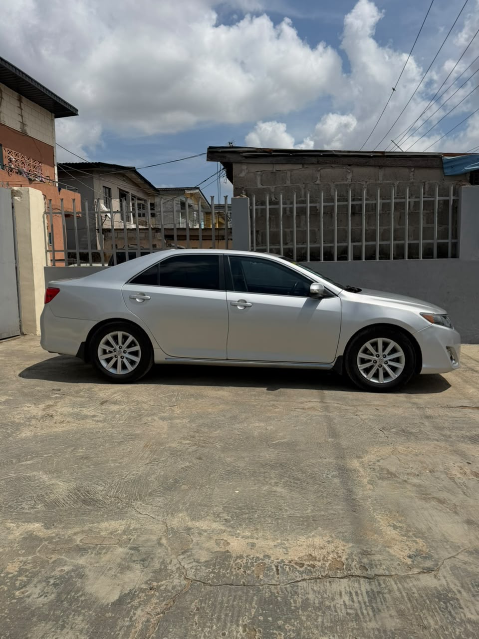 Toyota Camry XLE Silver Sedan — photo 3