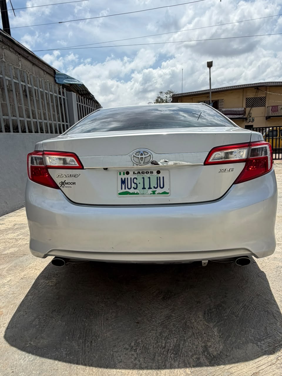 Toyota Camry XLE Silver Sedan — photo 8
