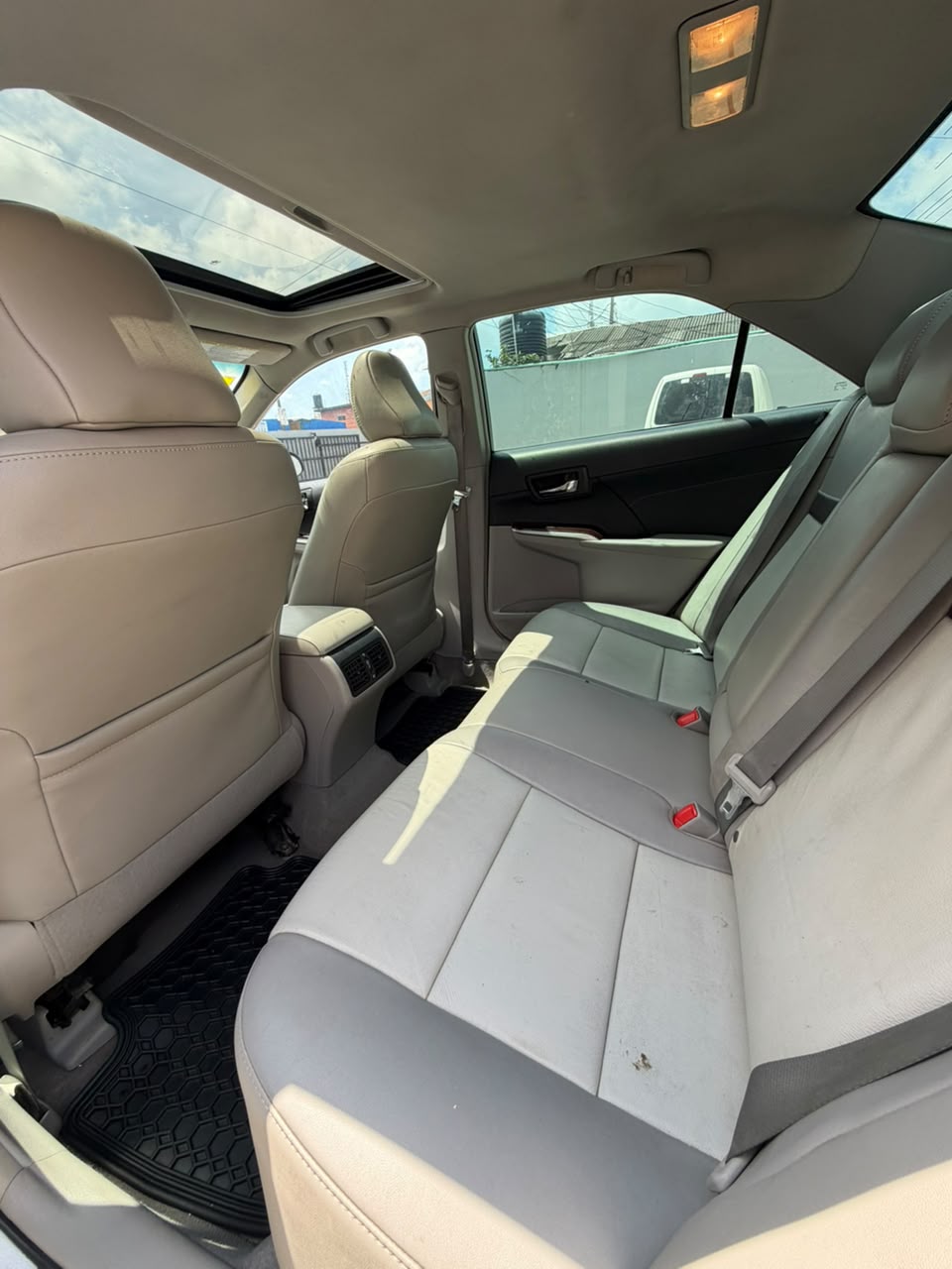 Toyota Camry XLE Silver Sedan — photo 9