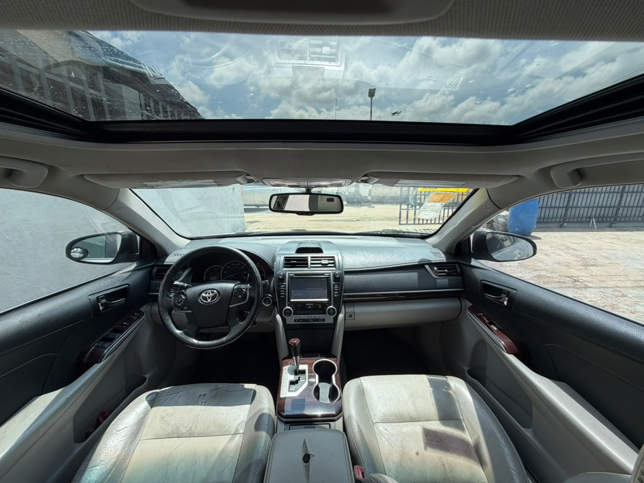 Toyota Camry XLE Silver Sedan — photo 10