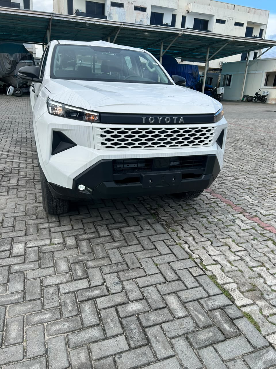 Toyota Hilux 4x4 White Pickup Truck — photo 2