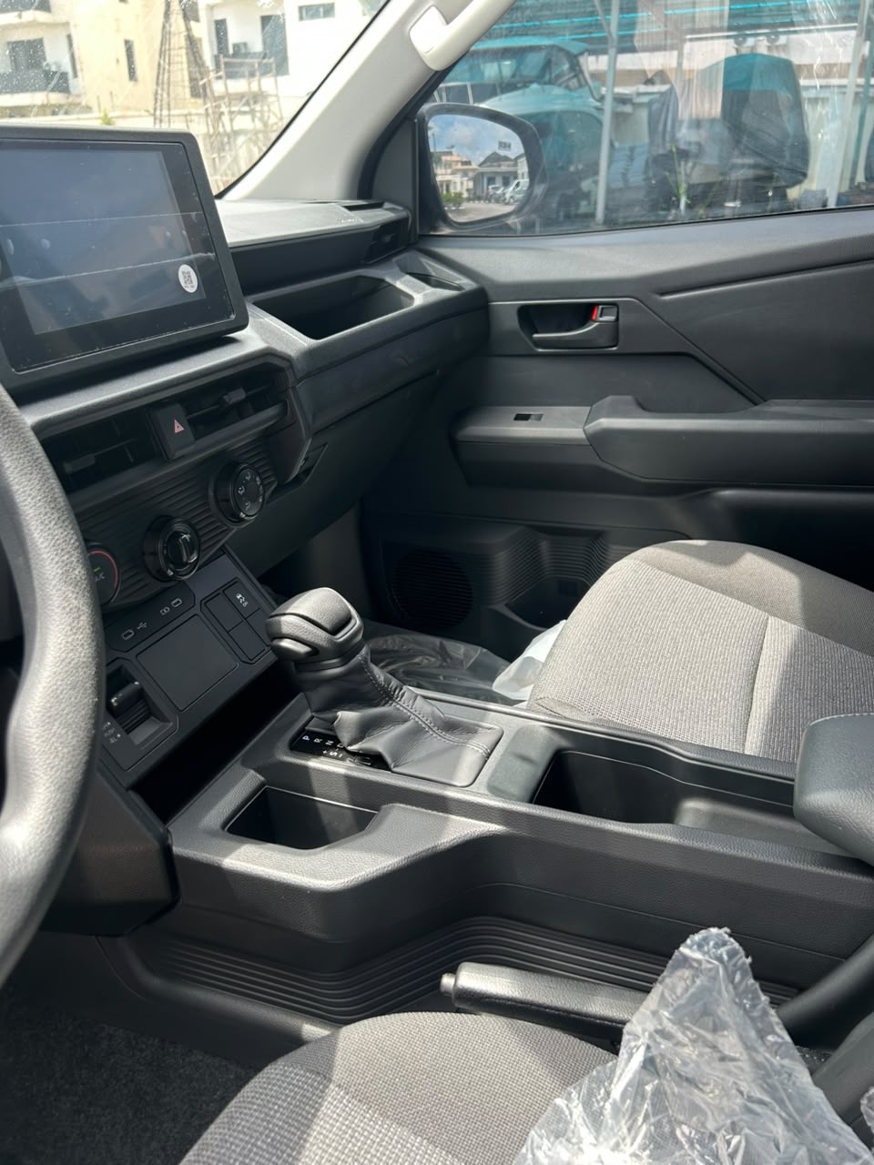 Toyota Hilux 4x4 White Pickup Truck — photo 3
