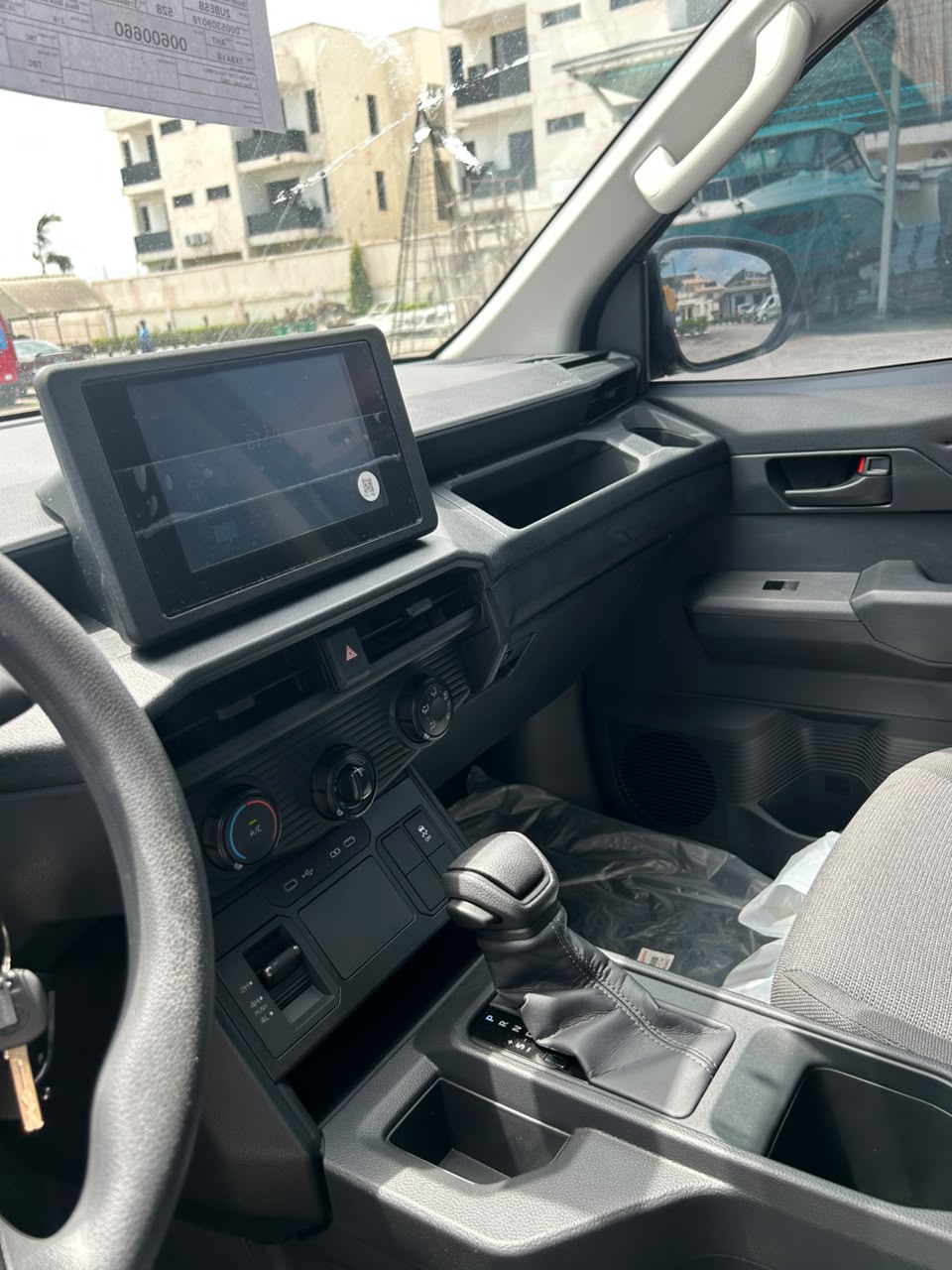 Toyota Hilux 4x4 White Pickup Truck — photo 4