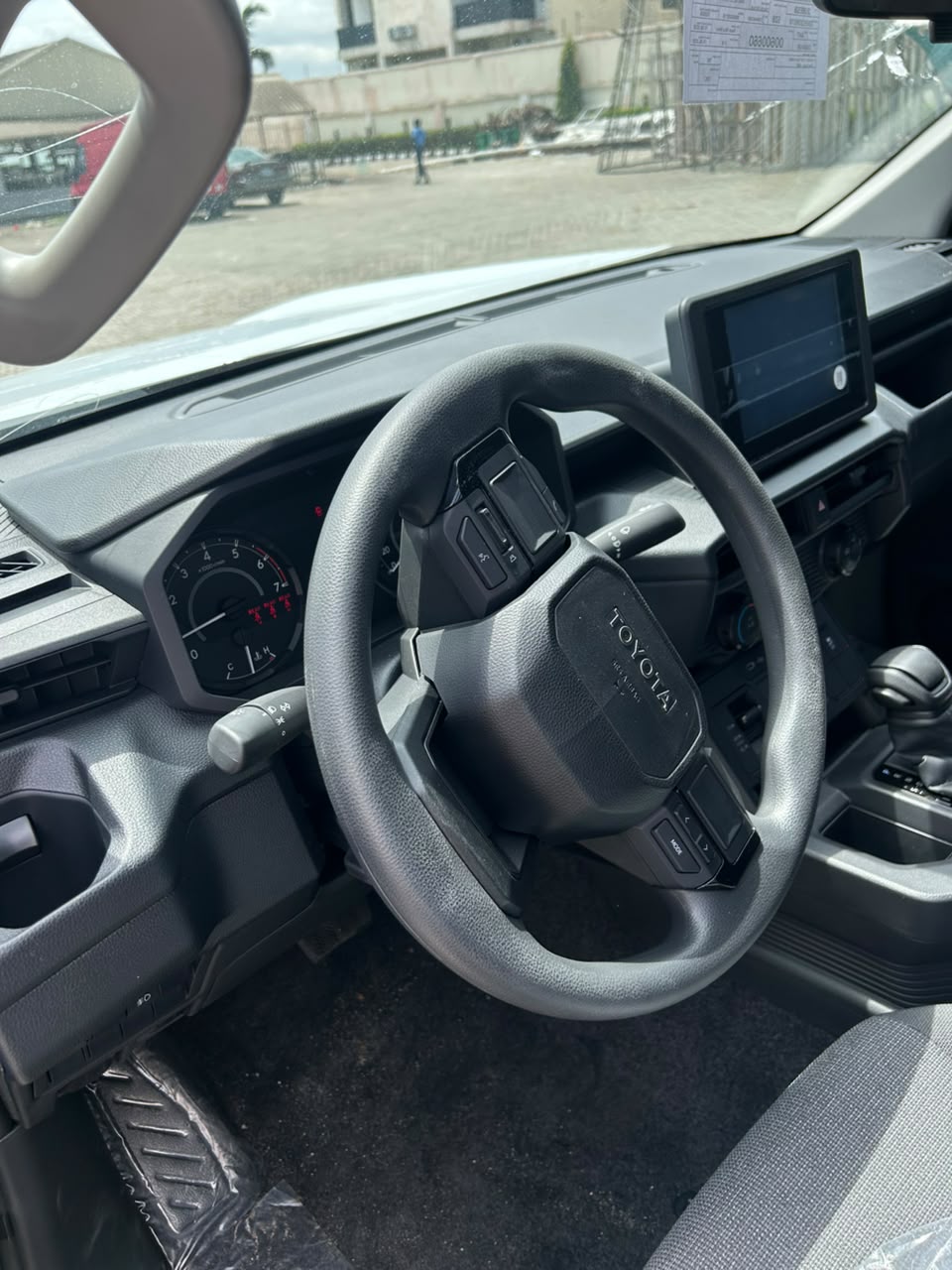 Toyota Hilux 4x4 White Pickup Truck — photo 5