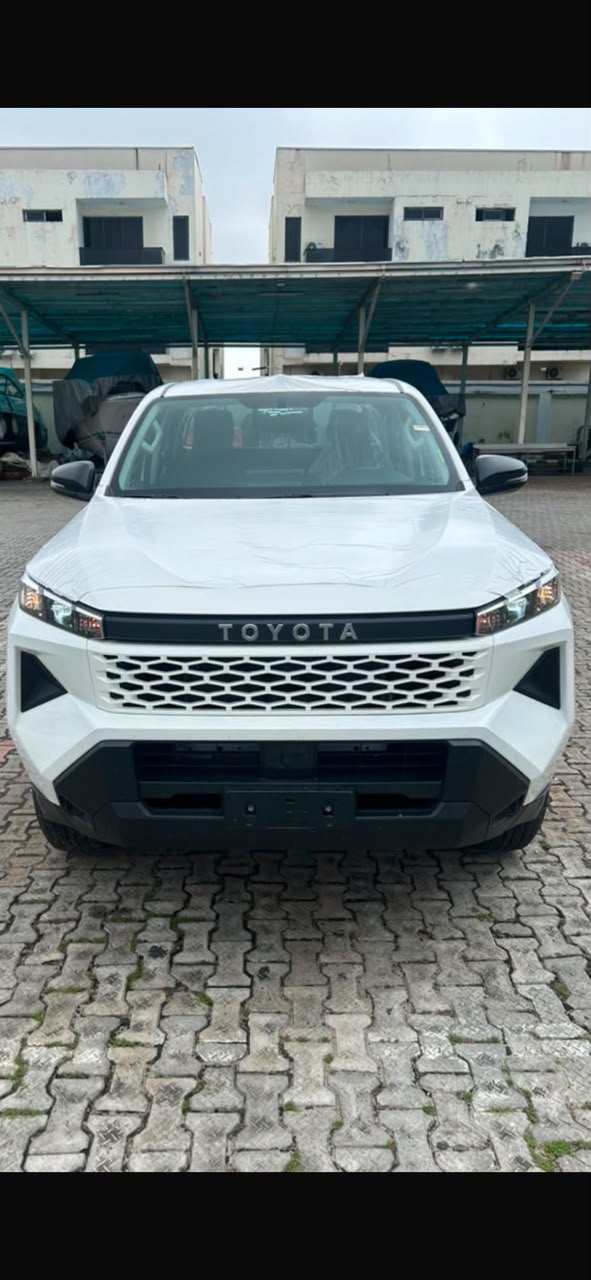 Toyota Hilux 4x4 White Pickup Truck