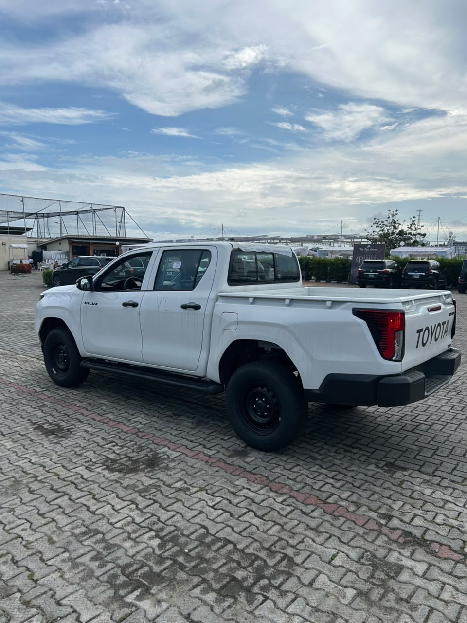 Toyota Hilux 4x4 White Pickup Truck — photo 6