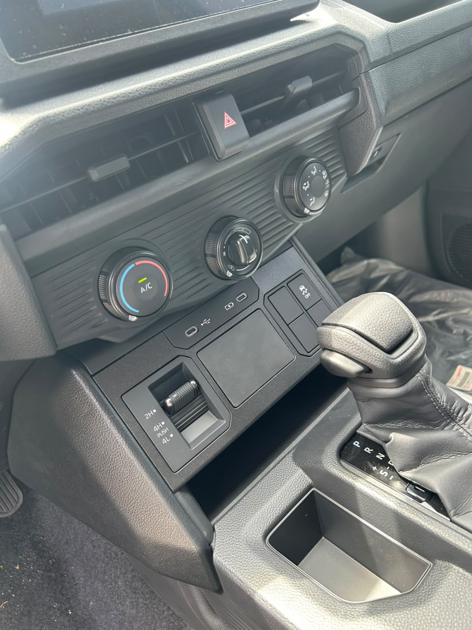 Toyota Hilux 4x4 White Pickup Truck — photo 7