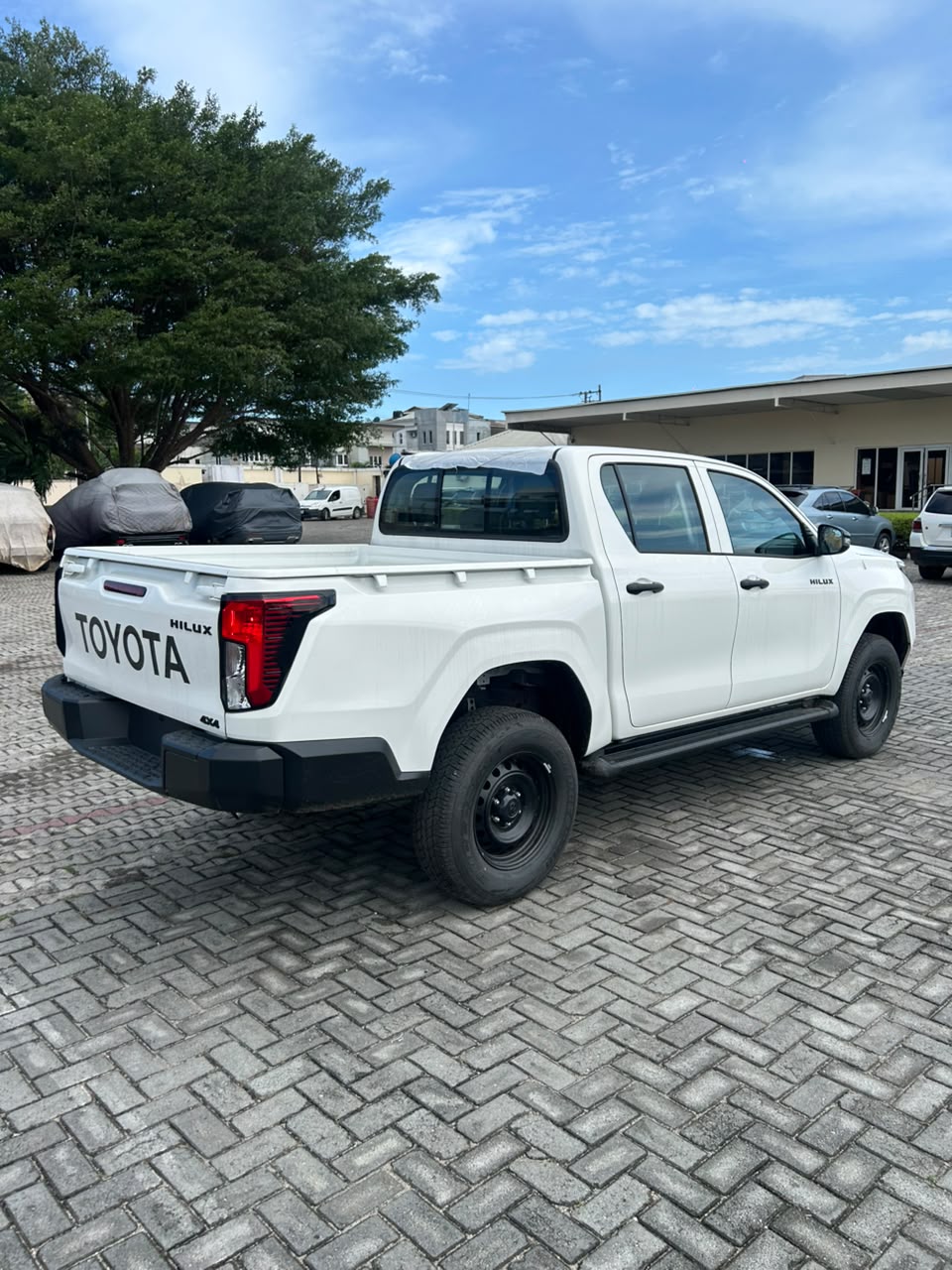Toyota Hilux 4x4 White Pickup Truck — photo 8