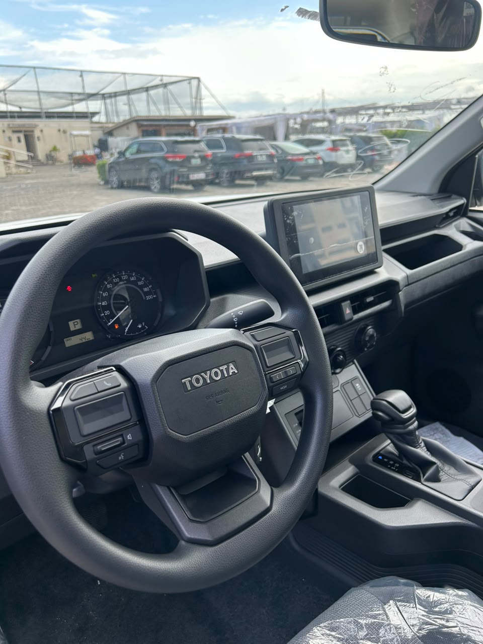 Toyota Hilux 4x4 White Pickup Truck — photo 9