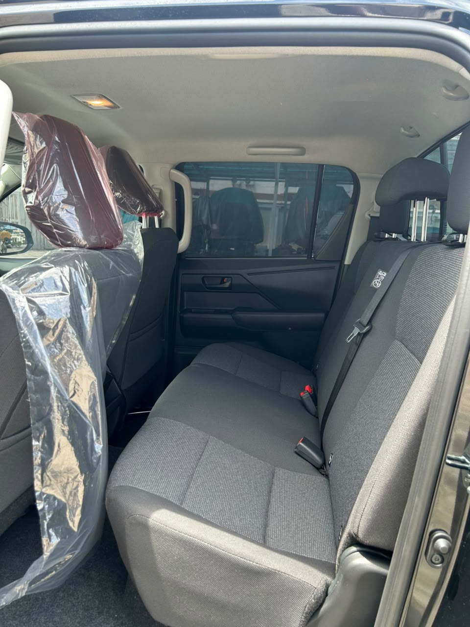 Toyota Hilux 4x4 White Pickup Truck — photo 10