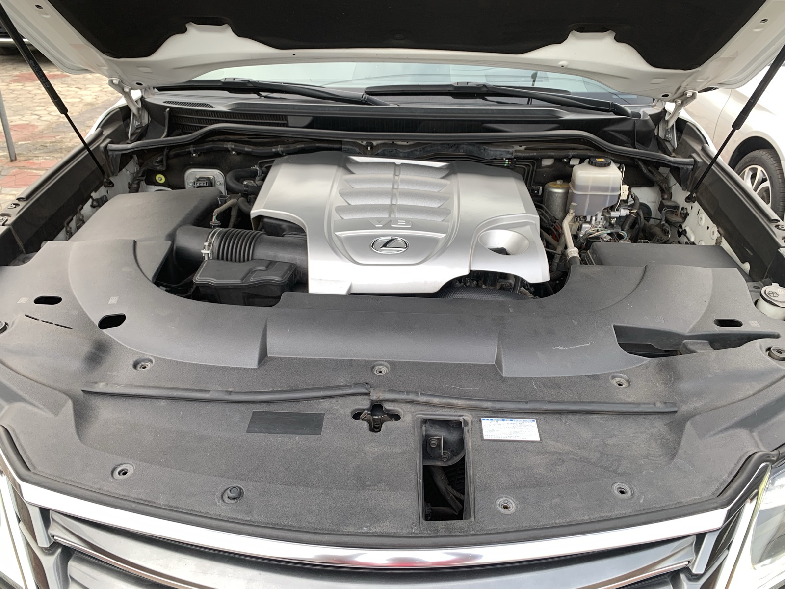 2018 Lexus LX 570 White SUV with Sunroof