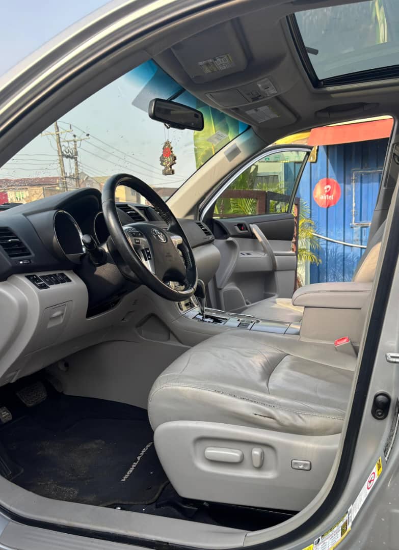 Toyota Highlander Silver SUV