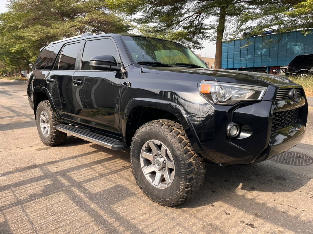 Toyota 4Runner SUV, Black with Off-Road Tyres — photo 4