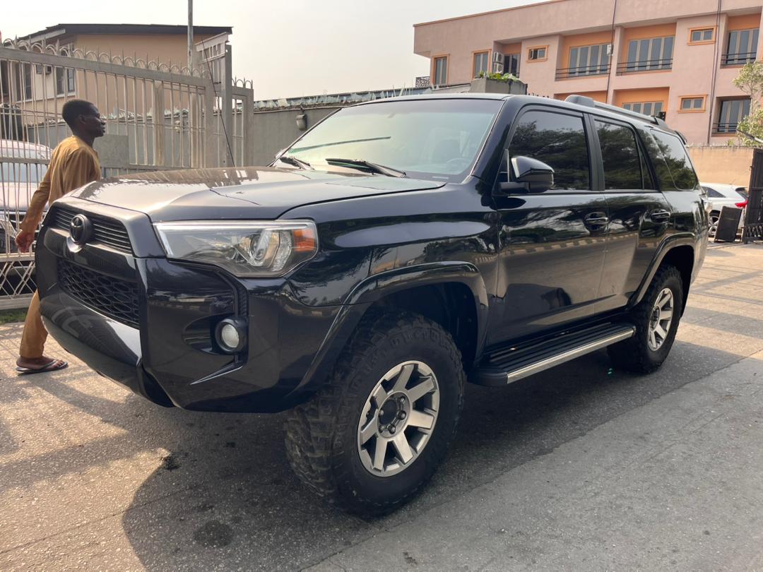 Toyota 4Runner SUV, Black with Off-Road Tyres — photo 8
