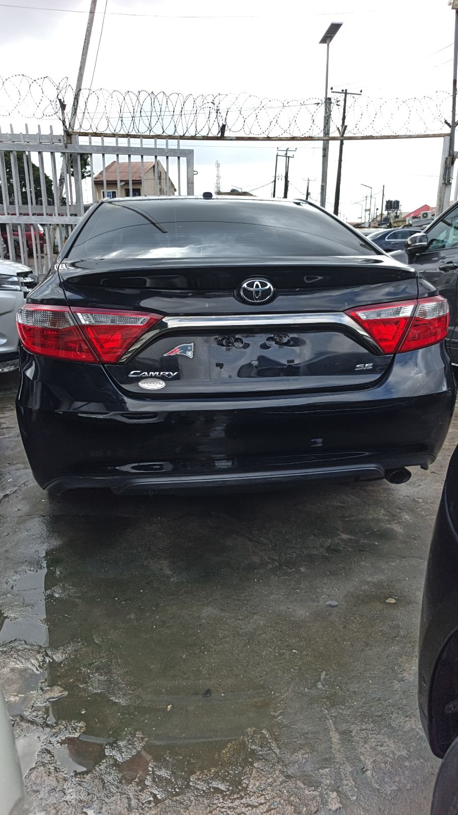 Toyota Camry SE Black Sedan with Alloy Wheels — photo 2