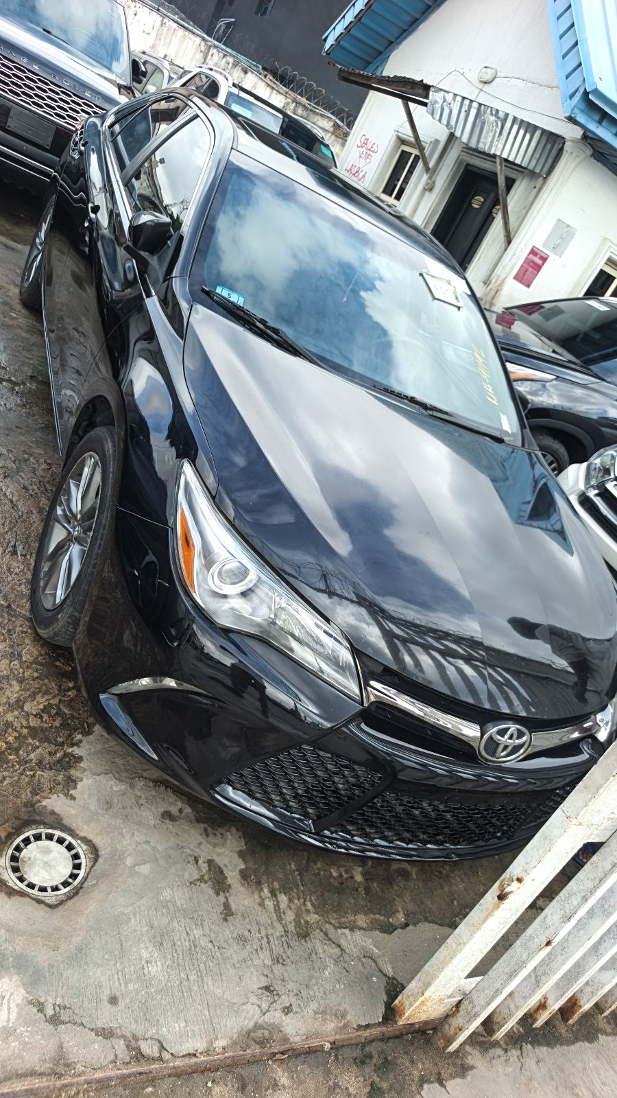 Toyota Camry SE Black Sedan with Alloy Wheels