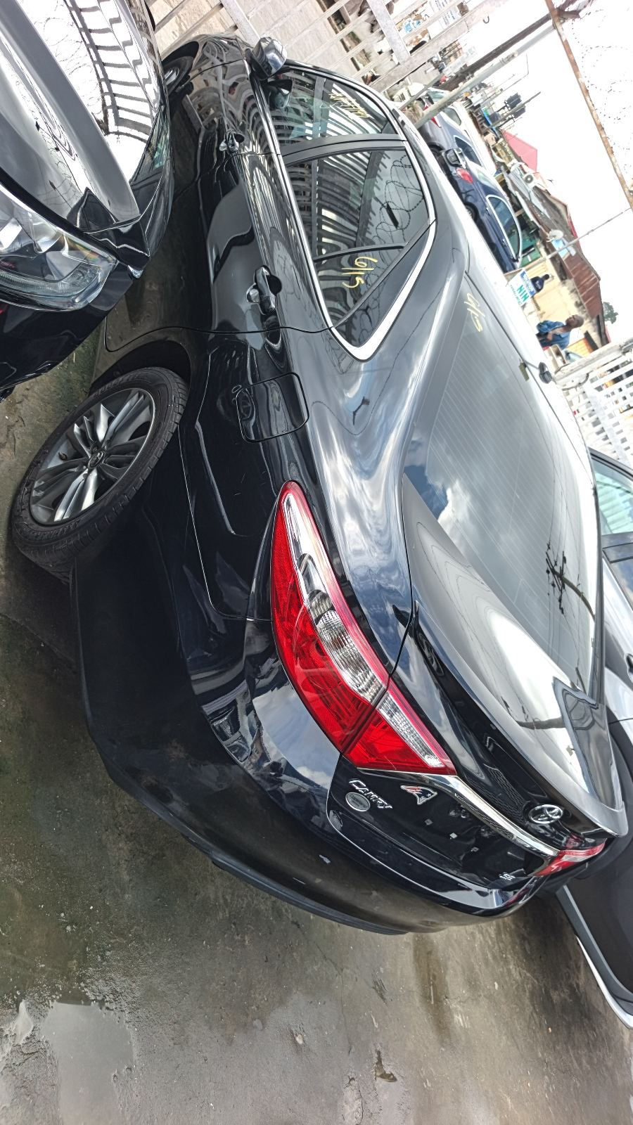 Toyota Camry SE Black Sedan with Alloy Wheels — photo 3