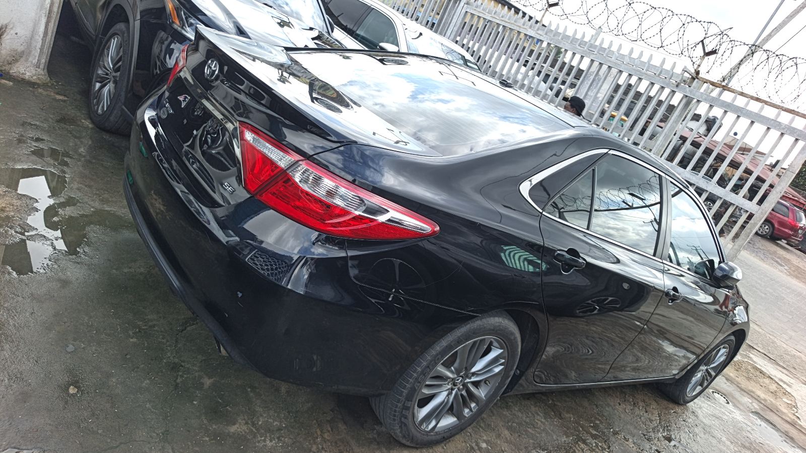 Toyota Camry SE Black Sedan with Alloy Wheels — photo 4