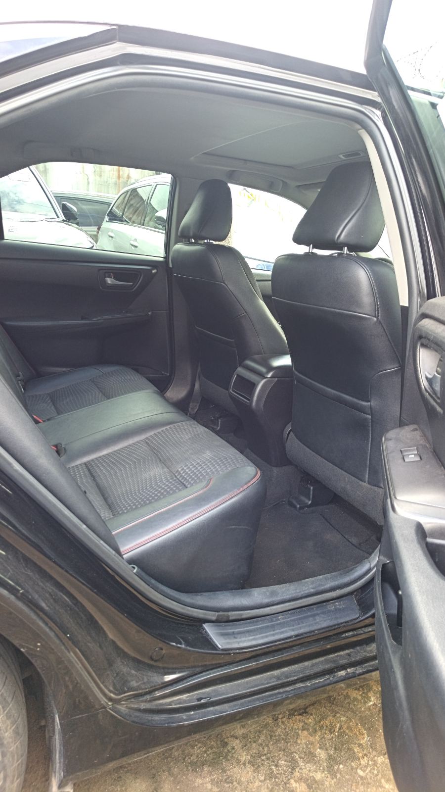Toyota Camry SE Black Sedan with Alloy Wheels — photo 5