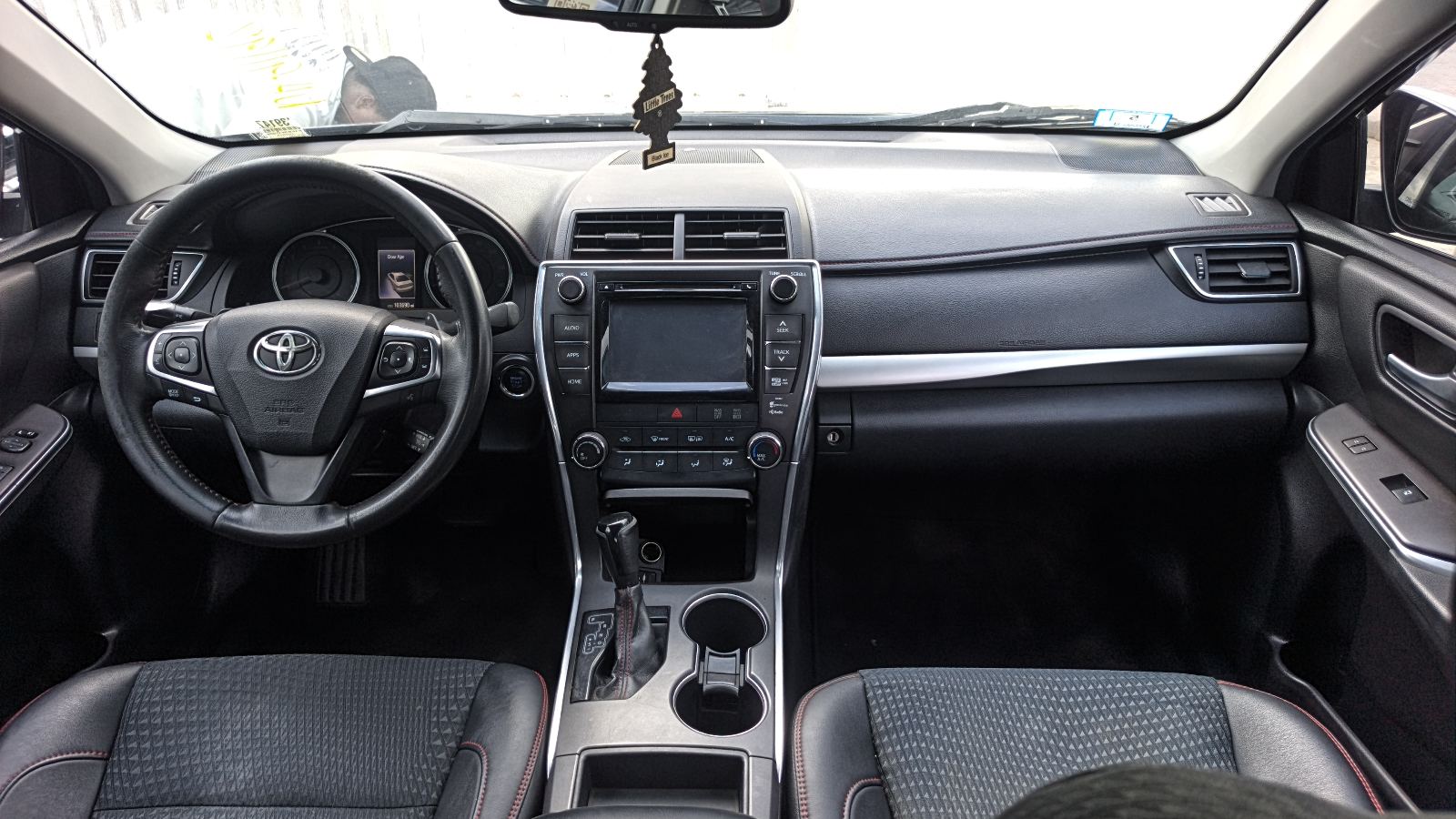 Toyota Camry SE Black Sedan with Alloy Wheels — photo 6