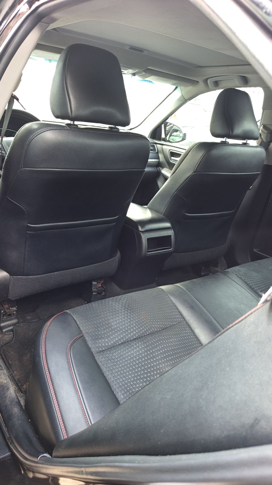 Toyota Camry SE Black Sedan with Alloy Wheels — photo 7