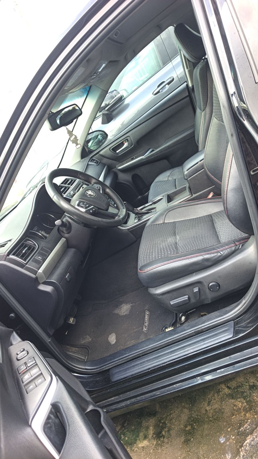 Toyota Camry SE Black Sedan with Alloy Wheels — photo 9