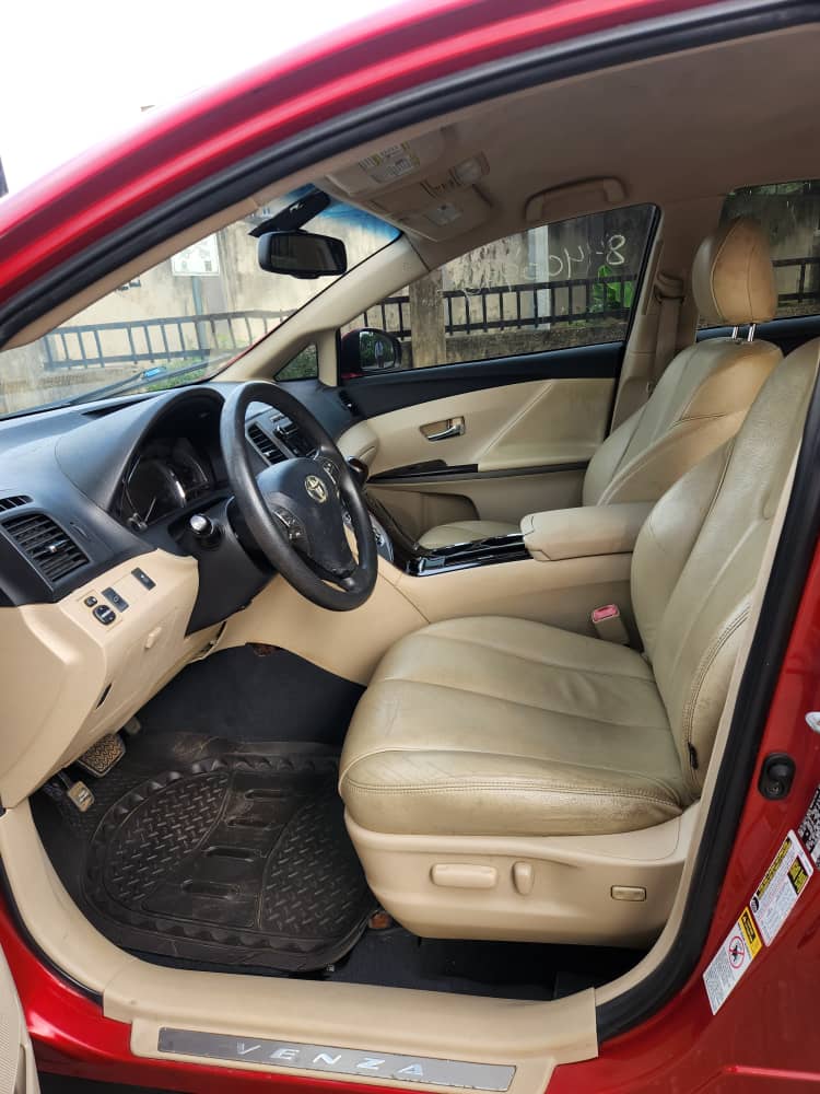 2011 Toyota Venza Red Crossover — photo 2