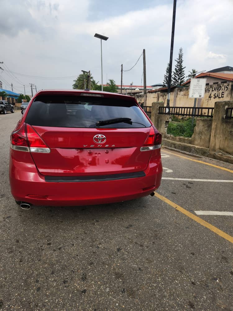 2011 Toyota Venza Red Crossover — photo 3