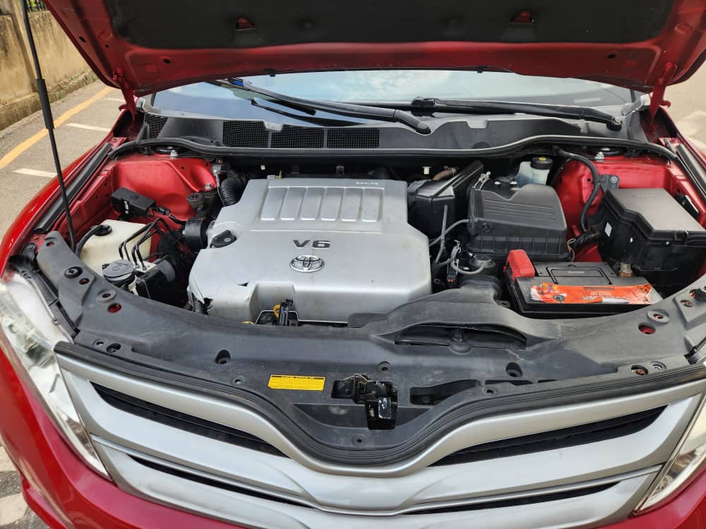 2011 Toyota Venza Red Crossover — photo 4
