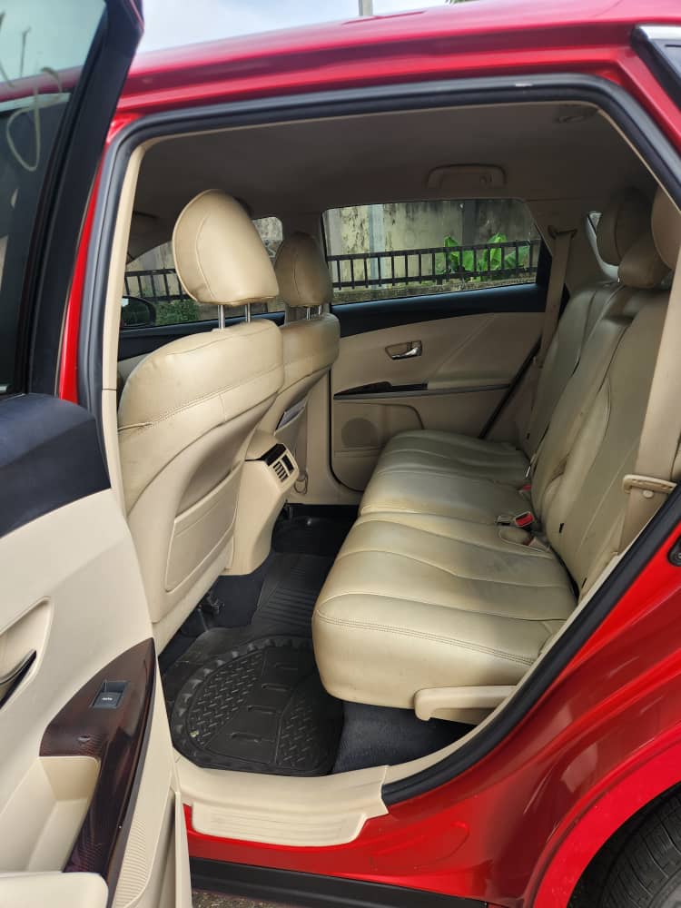 2011 Toyota Venza Red Crossover — photo 6